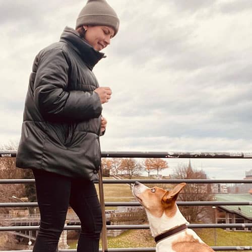 team8 DOGmartens Trainerin beim Aufmerksamkeitstraining mit einem Hund