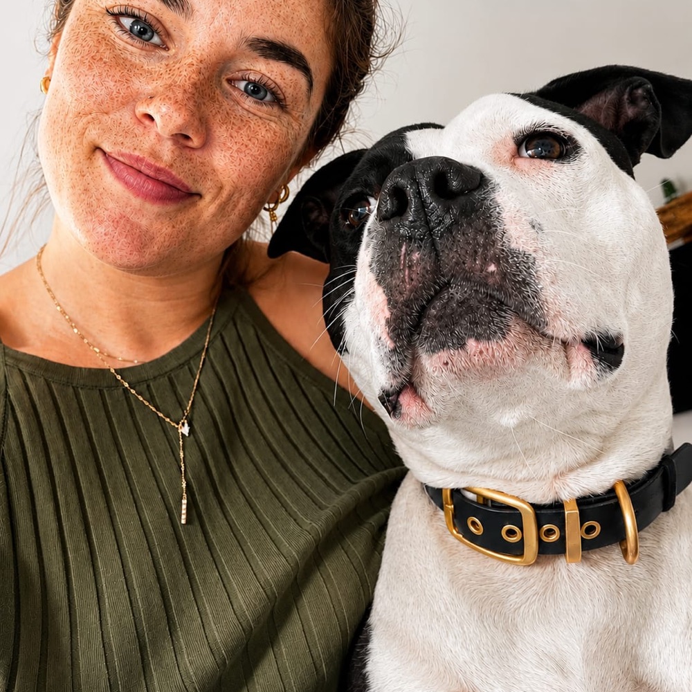 Mitarbeiterin der DOGmartens Hundebetreuung mit Hund Mitarbeiterin Hundebetreuung bei Dogmartens