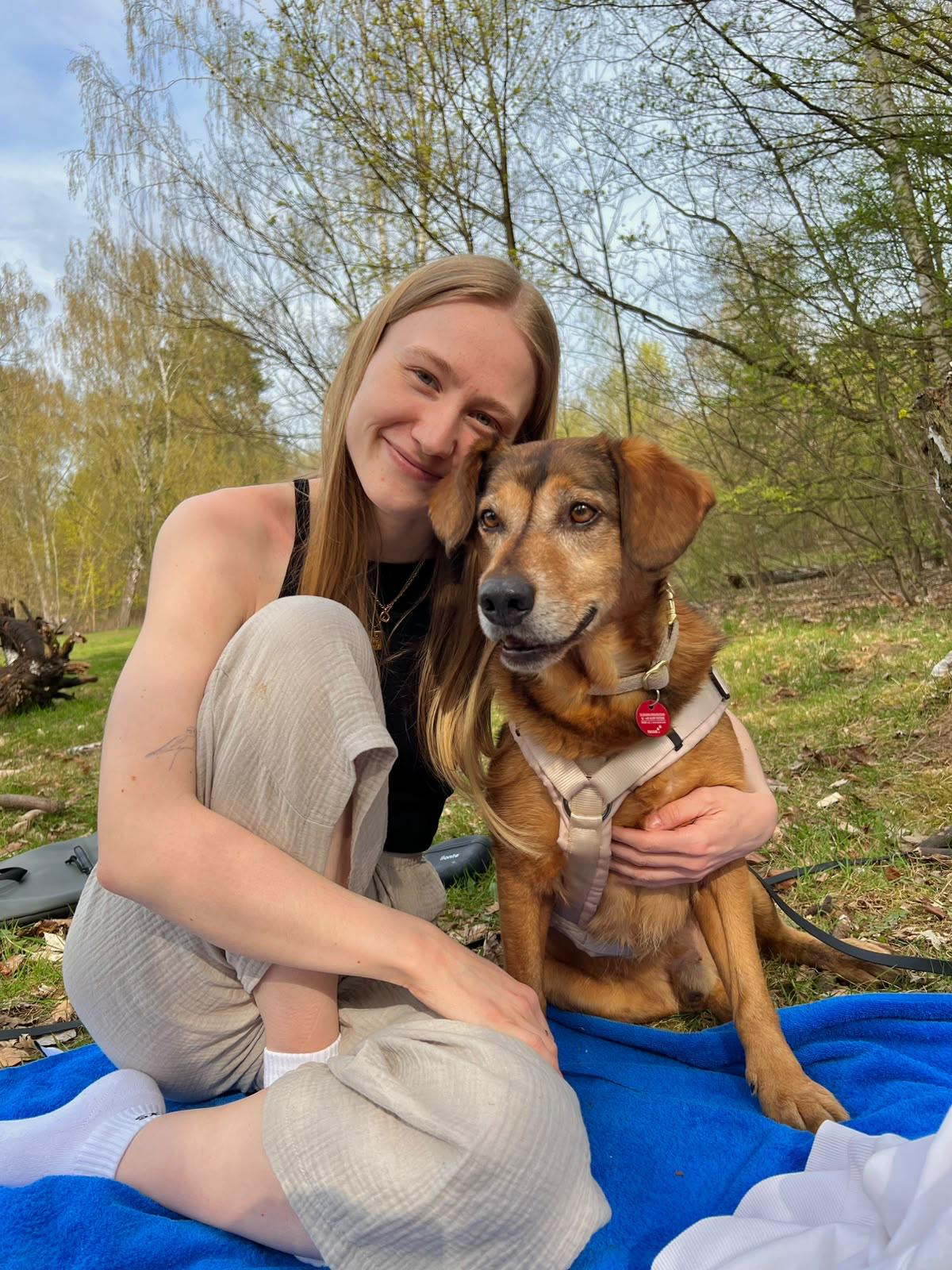 Rike Hammann – Dogmartens Team Rike Hammann mit ihrem Hund Arni bei Dogmartens